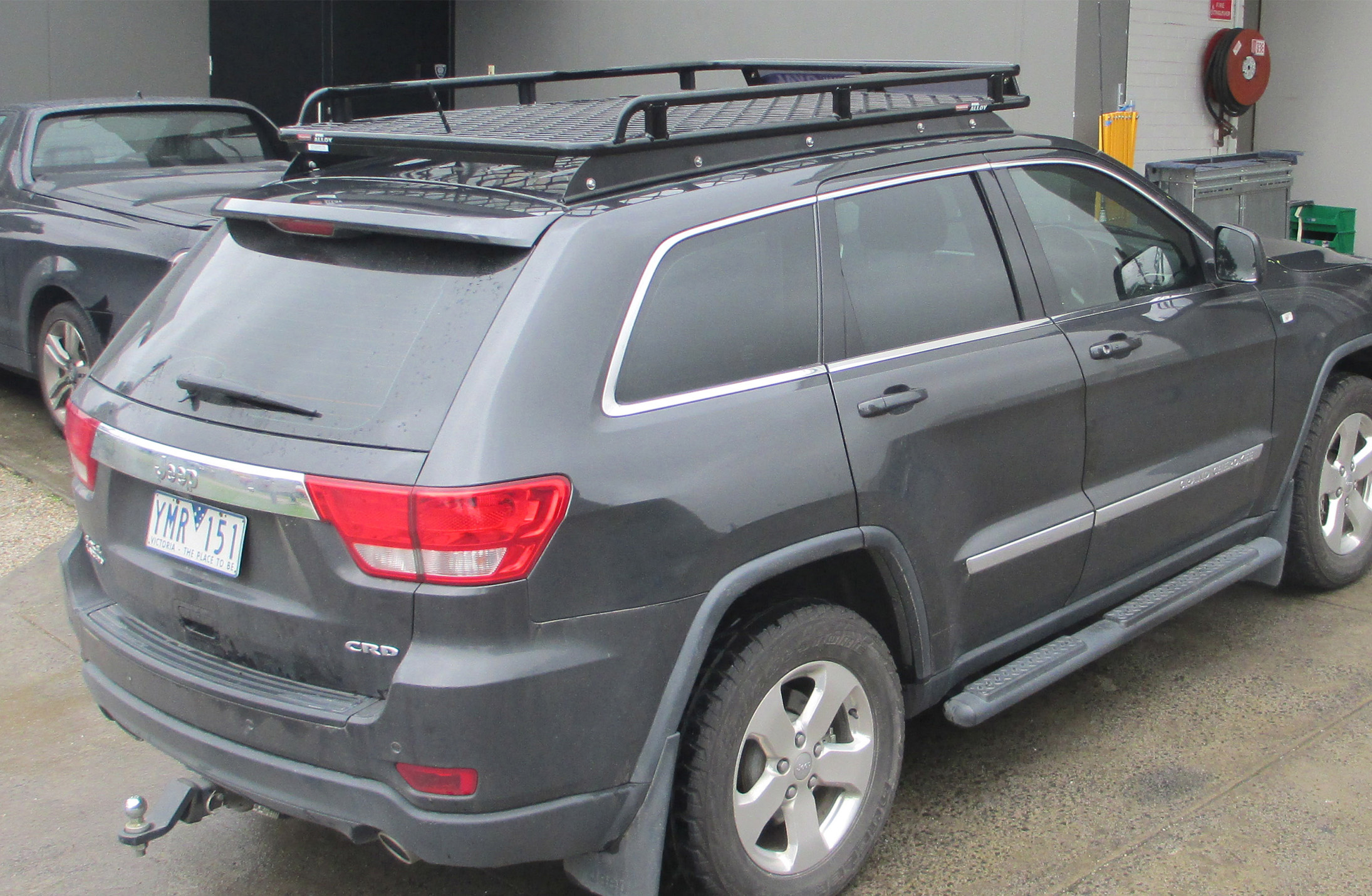 OVJCWK2C_Angle.jpg Angle image of Jeep Grand Cherokee Wagon (2011 - Current) Oval Steel Platform