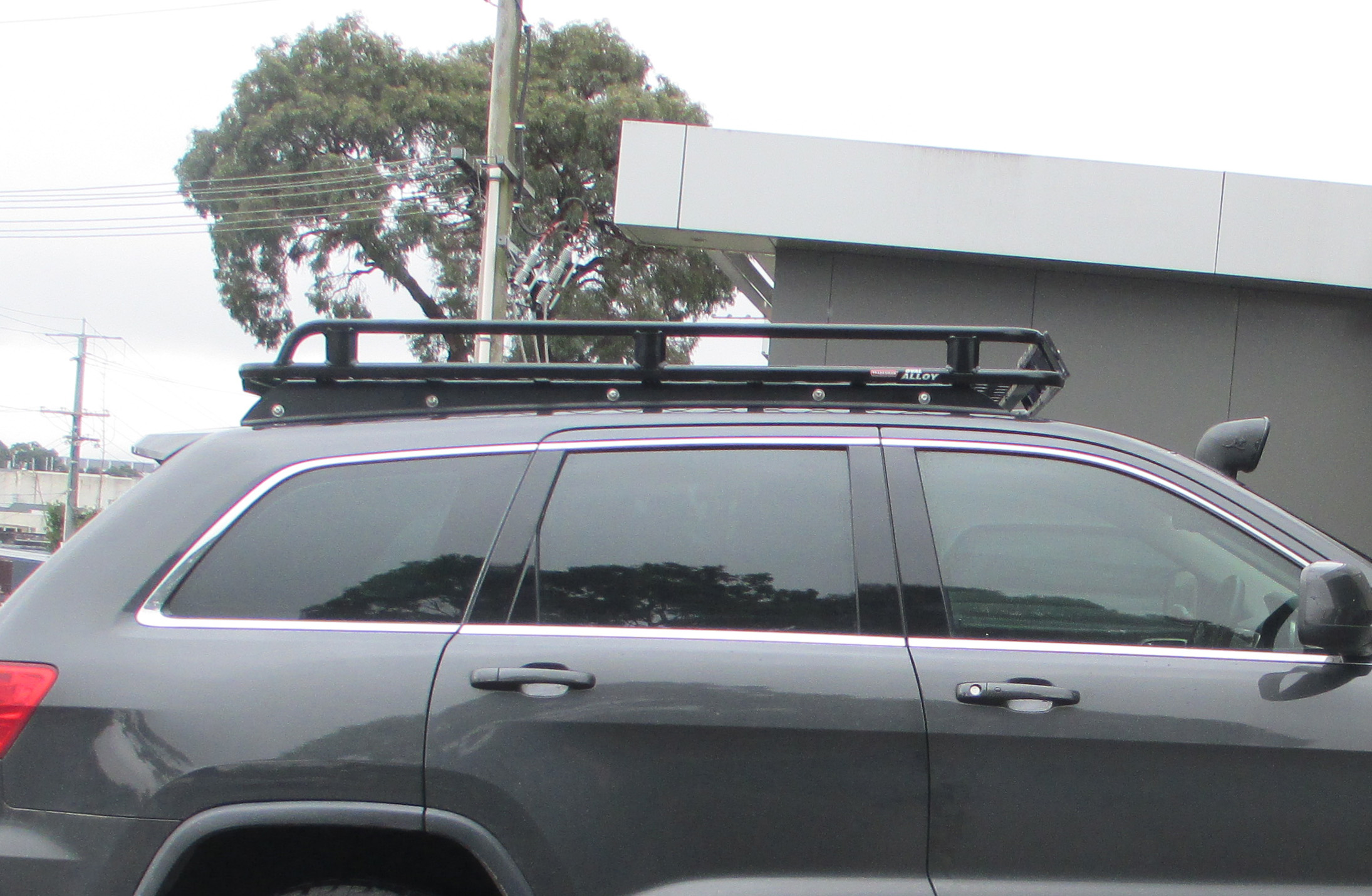 OVJCWK2C_Side.jpg Side image of Jeep Grand Cherokee Wagon (2011 - Current) Oval Steel Platform