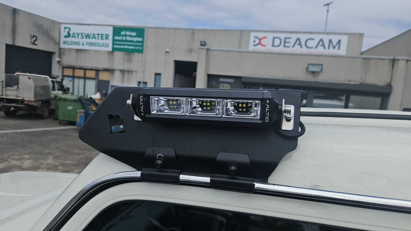 T70V_Front.bmp Front image of Gutter Mounted Roof Visor/ Light Mount To 70 Series Landcruisers