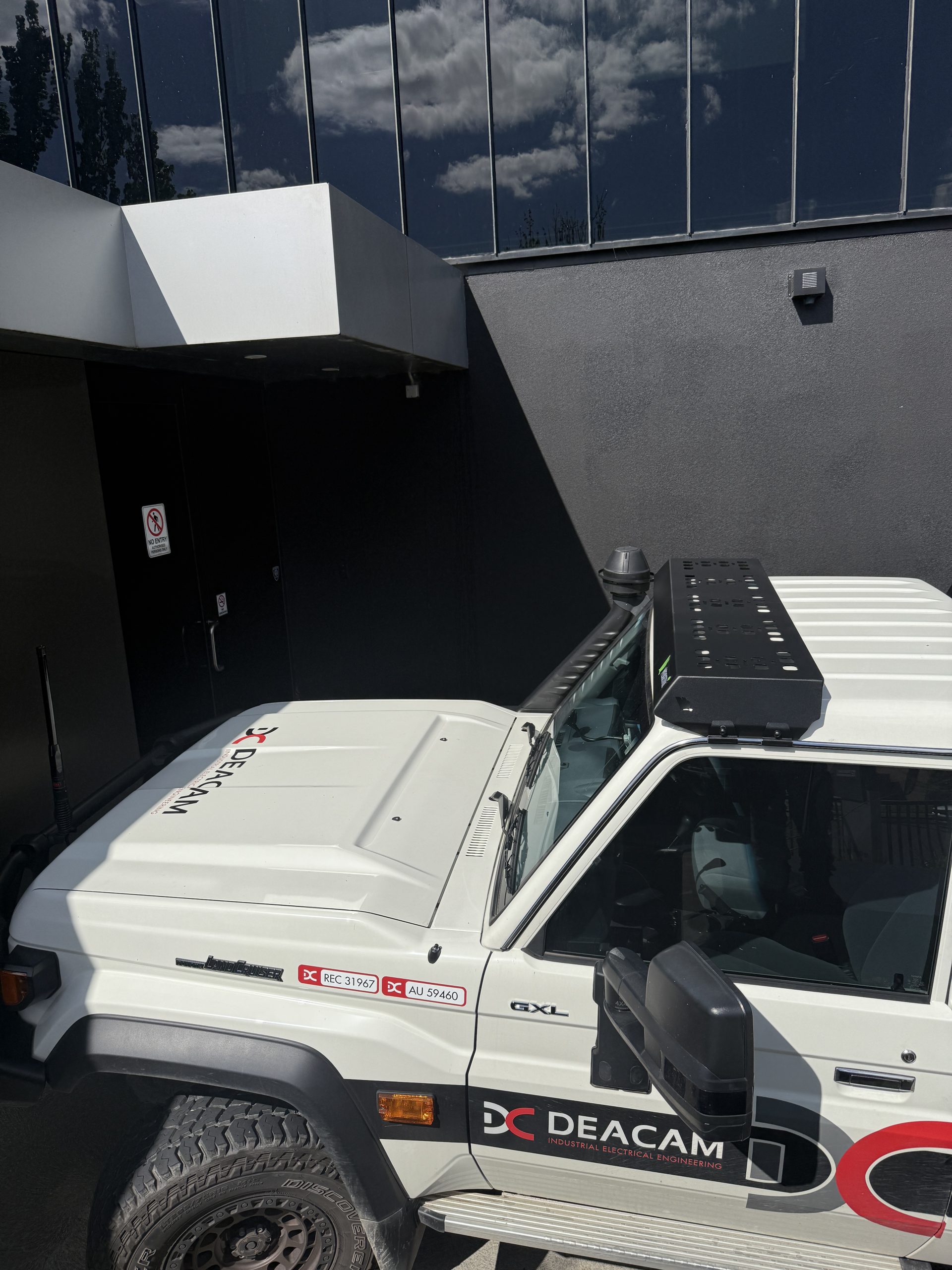 WTA-GMRV_Side.jpg Side image of Gutter Mounted Roof Visor/ Light Mount To 70 Series Landcruisers